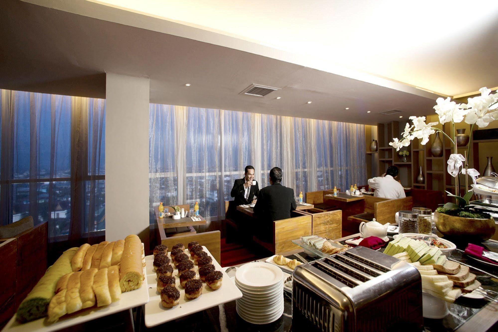 The Premiere Hotel Пеканбару Экстерьер фото